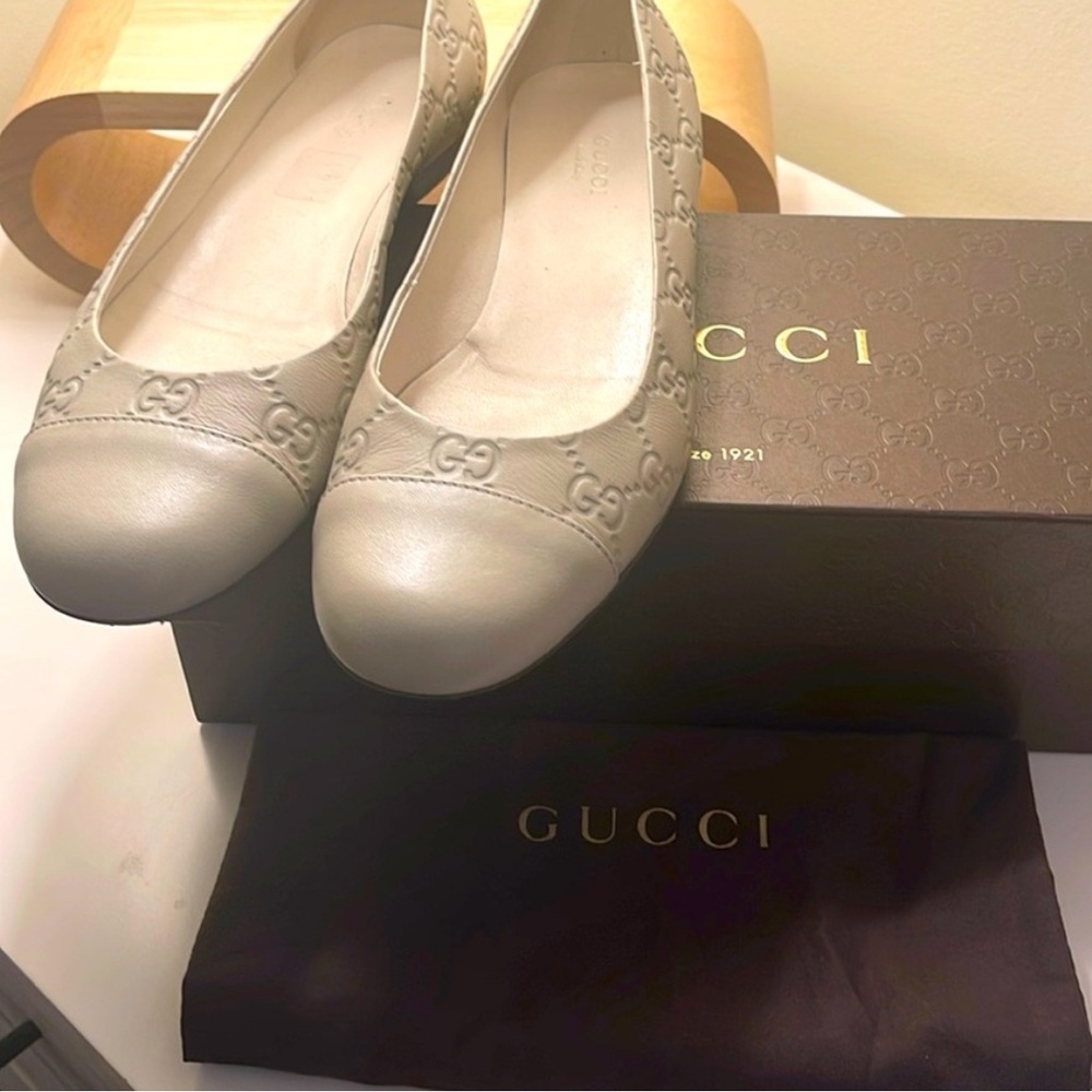 Gucci Women's Embossed Leather Flats with box and Dust bag size 39.9